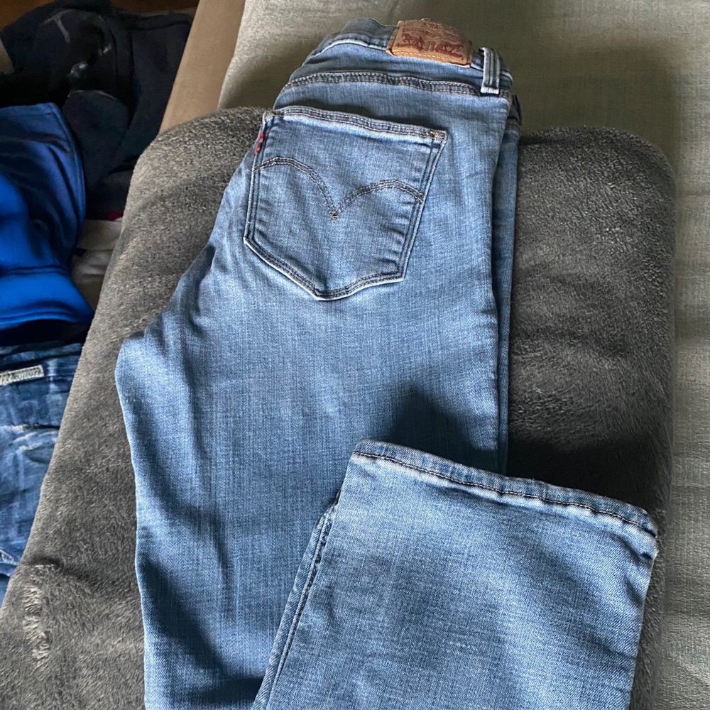 Levi Slimming Straight Jeans.